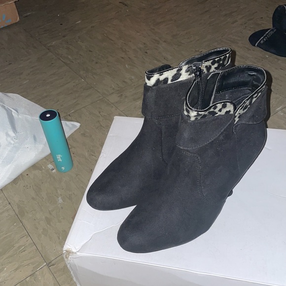 *** Final Sale*** Black booties - Picture 3 of 4